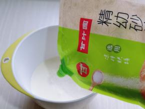 打发奶油，奶油倒入一个大口深一点的器具中，加入幼砂糖。