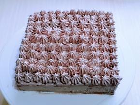 最后将奶油装入裱花袋，挤出自己想要的花纹都可以。