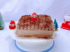 筛上一层可可粉，装饰了两个草莓。