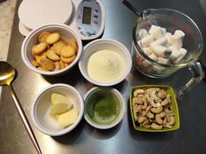 一定要提前把所有原材料都称重准备好，因为后面开始做了之后，就不能离开锅前，要不停搅拌，不然怕糊锅了，综合坚果都要熟的，自己随意搭配，适当增减都可以。