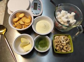一定要提前把所有原材料都称重准备好，因为后面开始做了之后，就不能离开锅前，要不停搅拌，不然怕糊锅了，综合坚果都要熟的，自己随意搭配，适当增减都可以。
