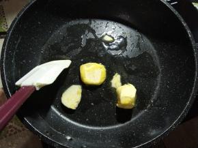 黄油放进不粘锅，一定要用不粘锅哟，电陶炉开小火，搅拌黄油直到完全融化。