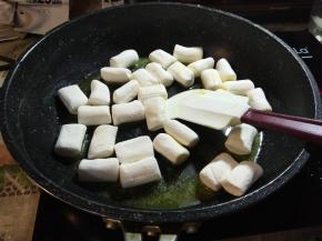 黄油融化后，将棉花糖倒进融化的黄油里，不停的搅拌，直到棉花糖完全融化。