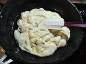 小火融化棉花糖是非常慢的，千万不可以心急转大火，或者棉花糖还未完全融化就进行下一步，如图是还没彻底融化的。（如果你喜欢吃口感软一点的，那么，棉花糖完全融化后就马上关火倒入奶粉；如果你喜欢硬一点的口感，那么，棉花糖完全融化后，再炒一会儿。）