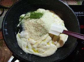 棉花糖完全融化后，倒入奶粉跟抹茶粉，搅拌均匀。