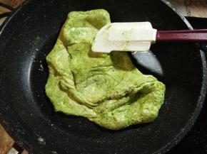 搅拌过程中，抹茶粉不会马上均匀，一定耐心的一点点拌匀。