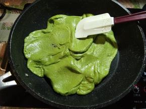 充分拌匀是看不到颗粒，并且比较有光泽的。