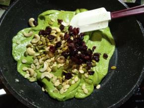 把坚果跟果干倒进去。