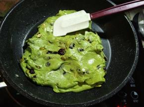 压进去，让全部干果粘合上去，关火。