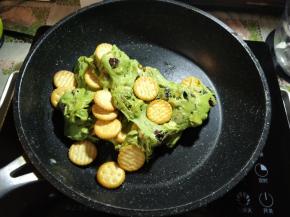 简单用刮刀压2下，戴上pvc手套揉均匀，让糖尽量包裹住每个材料，也让材料均匀分布在糖里。