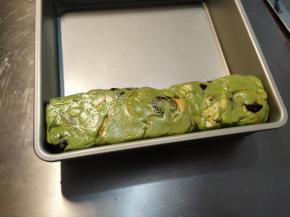 借助烤盘，也可以借助擀面杖，或者压平器，不管你用什么方法，整的越方正，表面越平，后面切出来的成品就越好看，一定要放在不粘烤盘里整形，不然冷却后取不出来了。