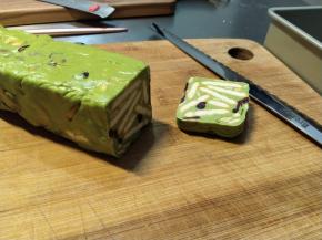 放凉后，用锯齿刀，不要用菜刀哈，不好切，切面也很难看，用锯齿刀来回锯，很容易就切开了，并且切面整齐漂亮。