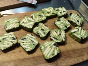 切成大小差不多的块状，或者随意切成你喜欢的样子。