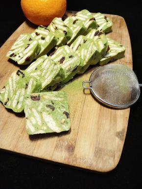 把每一个小块的切面随意粘上一点奶粉或者抹茶粉，美美哒抹茶雪花酥就完成了。