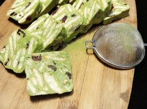 把每一个小块的切面随意粘上一点奶粉或者抹茶粉，美美哒抹茶雪花酥就完成了。