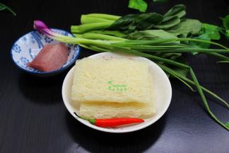 炒米粉的食材：米粉、猪瘦肉、菜心、香葱、辣椒、油、盐、生抽、生粉。