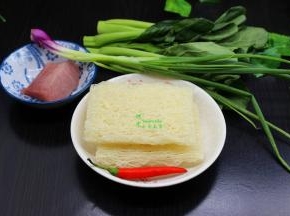 炒米粉的食材：米粉、猪瘦肉、菜心、香葱、辣椒、油、盐、生抽、生粉。