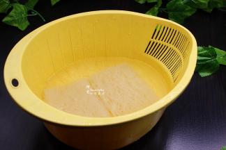 米粉用冷水泡软，不能用热水，冷水泡发的面粉才有弹性，柔软、爽滑，好吃。