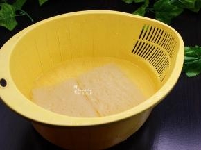 米粉用冷水泡软，不能用热水，冷水泡发的面粉才有弹性，柔软、爽滑，好吃。