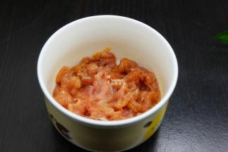 猪瘦肉洗净，切薄片，放油、盐、生抽、生粉搅拌均匀；