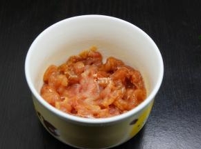 猪瘦肉洗净，切薄片，放油、盐、生抽、生粉搅拌均匀；