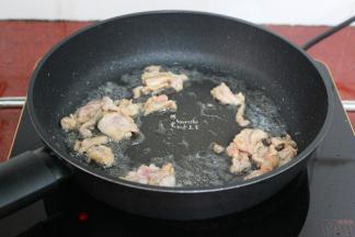 热锅，倒油，倒入拌均好的肉片，大火爆炒至肉片变白色，出锅。
