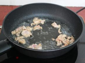 热锅，倒油，倒入拌均好的肉片，大火爆炒至肉片变白色，出锅。