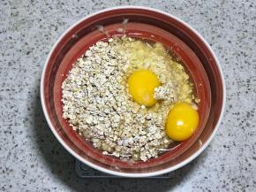 放入燕麦和鸡蛋搅匀