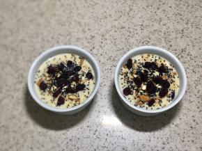 撒上黑白芝麻，敲碎的杏仁和腰果，最后撒上蔓越莓