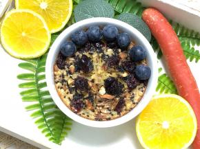 淋上蜂蜜，搭配新鲜水果吃，味道更好