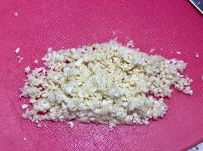 把大蒜切碎