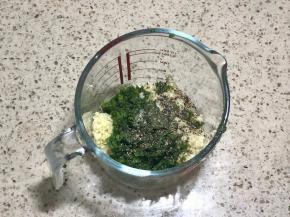 黄油提前软化，放入葱蒜黑胡椒和盐