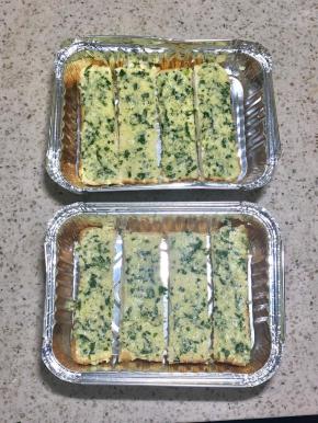 一个土司片切成4条，涂抹黄油