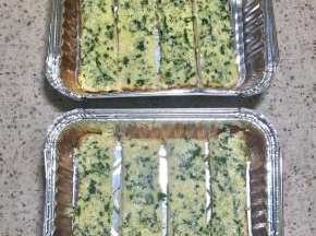 一个土司片切成4条，涂抹黄油