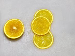 准备橙子，切薄片