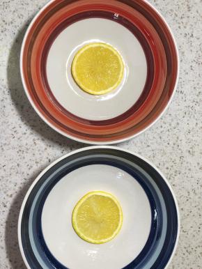找两个深碗，刷一点油，铺一片柠檬片