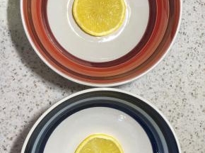 找两个深碗，刷一点油，铺一片柠檬片