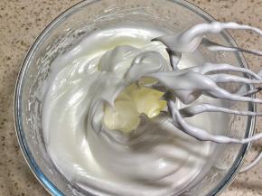 继续用打蛋器打匀