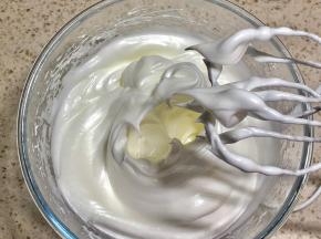继续用打蛋器打匀