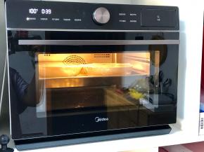 放入美的蒸烤箱中，蒸40分钟