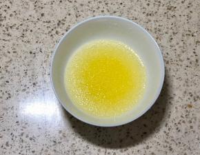 把橙子挤出汁，取30克，和油混合均匀