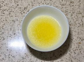把橙子挤出汁，取30克，和油混合均匀
