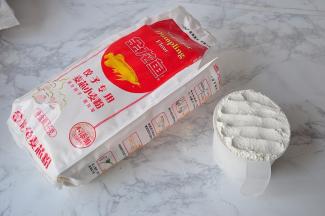 取两平杯金龙鱼饺子粉备用。我称了一下，每杯的面粉大约是200克，一共是400克左右。