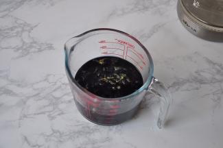 首先将干的蝶豆花清洗后放在杯中，然后用沸水冲泡约5分钟，水可以放得略多一点。因为每种品牌的面粉吃水率不同，所以要根据情况进行适量的调整。