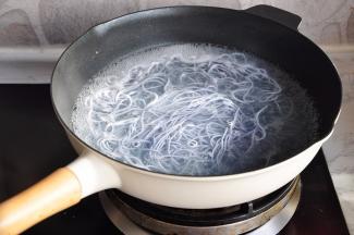 取一部分面条放在煮沸的锅中，大火烧开后经常搅动，使其受热均匀，直到煮至无硬芯。想吃软烂一点的，可以晚一点捞出，再焖一下，会更软