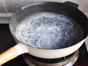 取一部分面条放在煮沸的锅中，大火烧开后经常搅动，使其受热均匀，直到煮至无硬芯。想吃软烂一点的，可以晚一点捞出，再焖一下，会更软