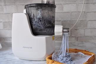 在面粉中加入1勺盐，然后将泡好的蝶豆花水取150毫升，放在面条机中，等待面条机自已工作，先后经历揉面，醒面，出面三个程序。最后面条机自动出面。