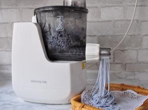 在面粉中加入1勺盐，然后将泡好的蝶豆花水取150毫升，放在面条机中，等待面条机自已工作，先后经历揉面，醒面，出面三个程序。最后面条机自动出面。