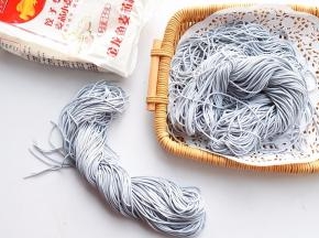 我们一次可以多做一点，分装进保鲜袋中，想吃时，随时取出就可以吃了。如果是手擀面，也是要如此操作。