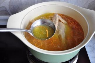 这种面条直接配个炒菜或者汤菜，或者白水煮后直接吃最好，我家正好炖了虫草菇鸡汤，热乎乎的鸡汤最适合冬天食用。